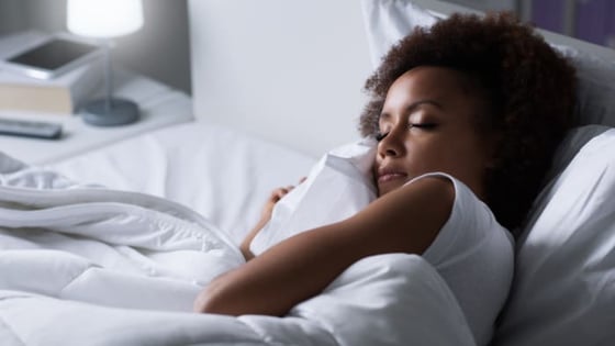 bnb_sleeping-woman_stock-asso_86-web