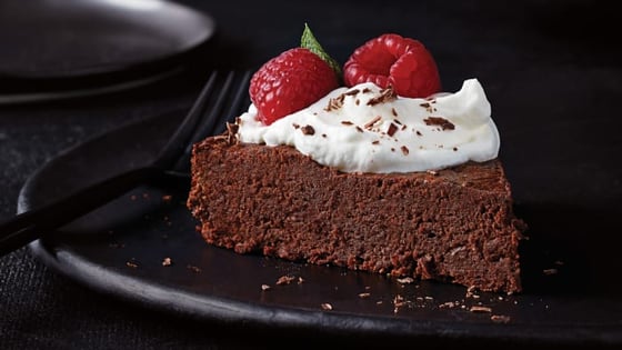 flourless-chocolate-fudge-cake-with-whipped-cream_86-web
