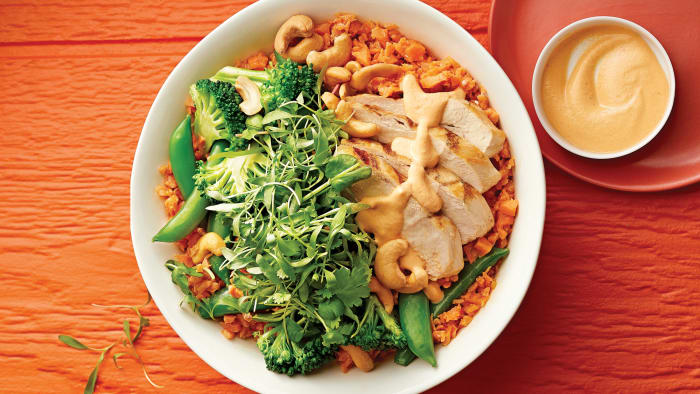 indonesian-chicken-bowls-with-sweet-potato-rice--creamy-cashew-curry-sauce_87-web